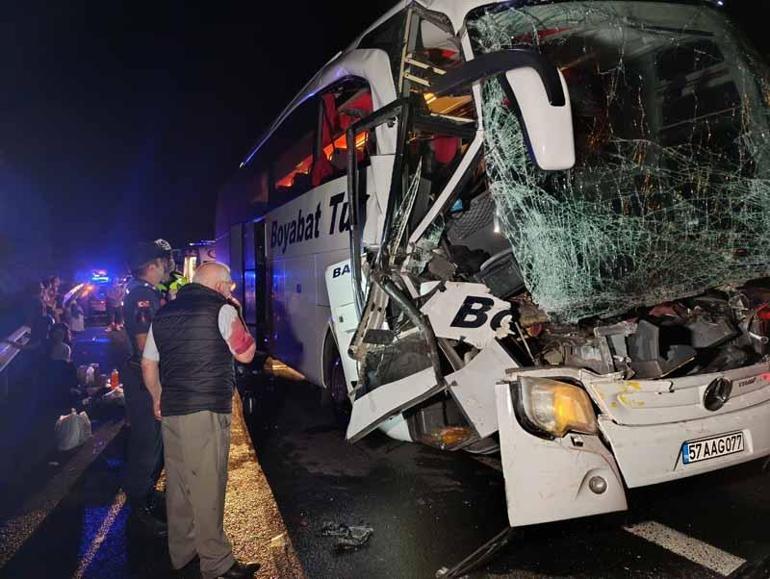 Düzce'de yolcu otobüsü, TIR'a çarptı: 25 yaralı