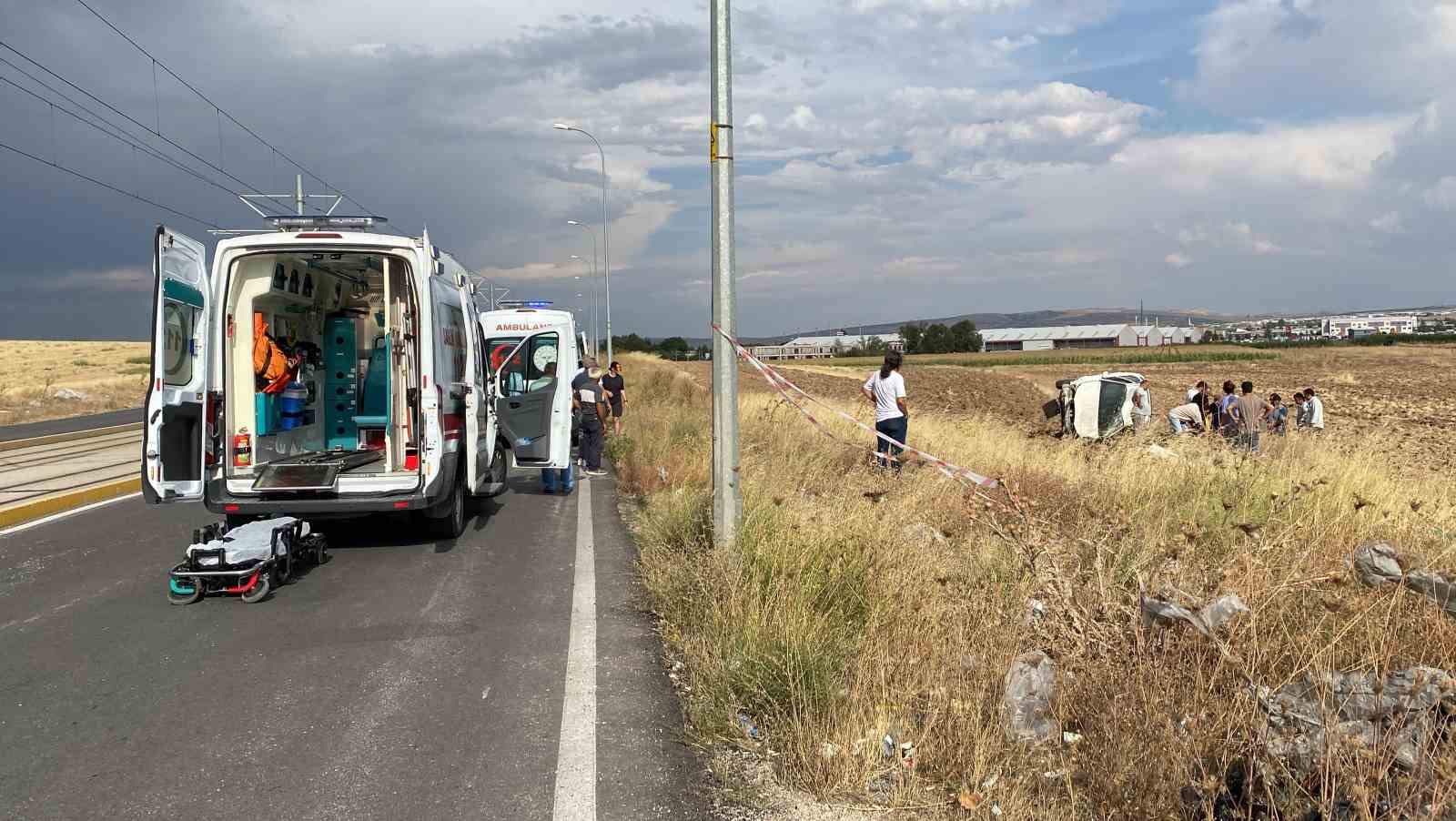 Şarampole devrilen otomobildeki yaralılara, düğün konvoyundakiler yardım etti