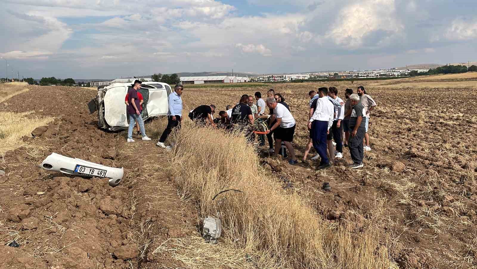 Şarampole devrilen otomobildeki yaralılara, düğün konvoyundakiler yardım etti