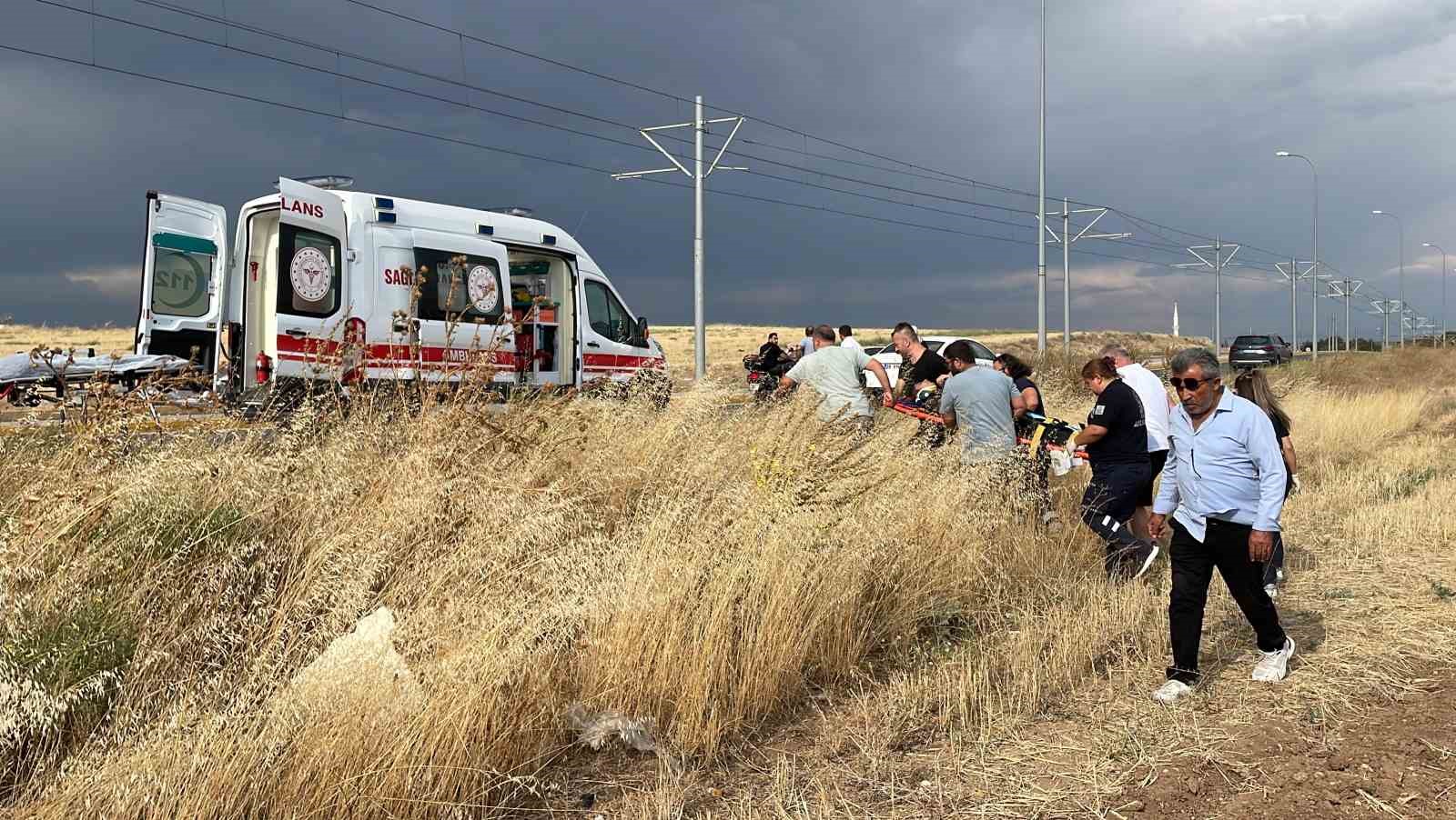 Şarampole devrilen otomobildeki yaralılara, düğün konvoyundakiler yardım etti