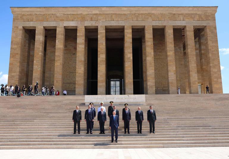 Cumhurbaşkanı Erdoğan, YAŞ üyeleri ile Anıtkabir'i ziyaret etti