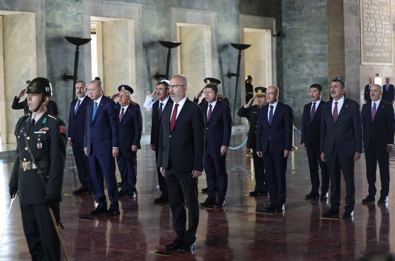 Cumhurbaşkanı Erdoğan, YAŞ üyeleri ile Anıtkabir'i ziyaret etti