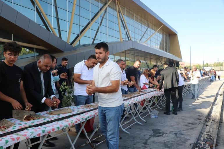 Van'da 'Gurme ve gastronomi' fuarı; 65 metre uzunluğundaki kebap davetlilere ikram edildi