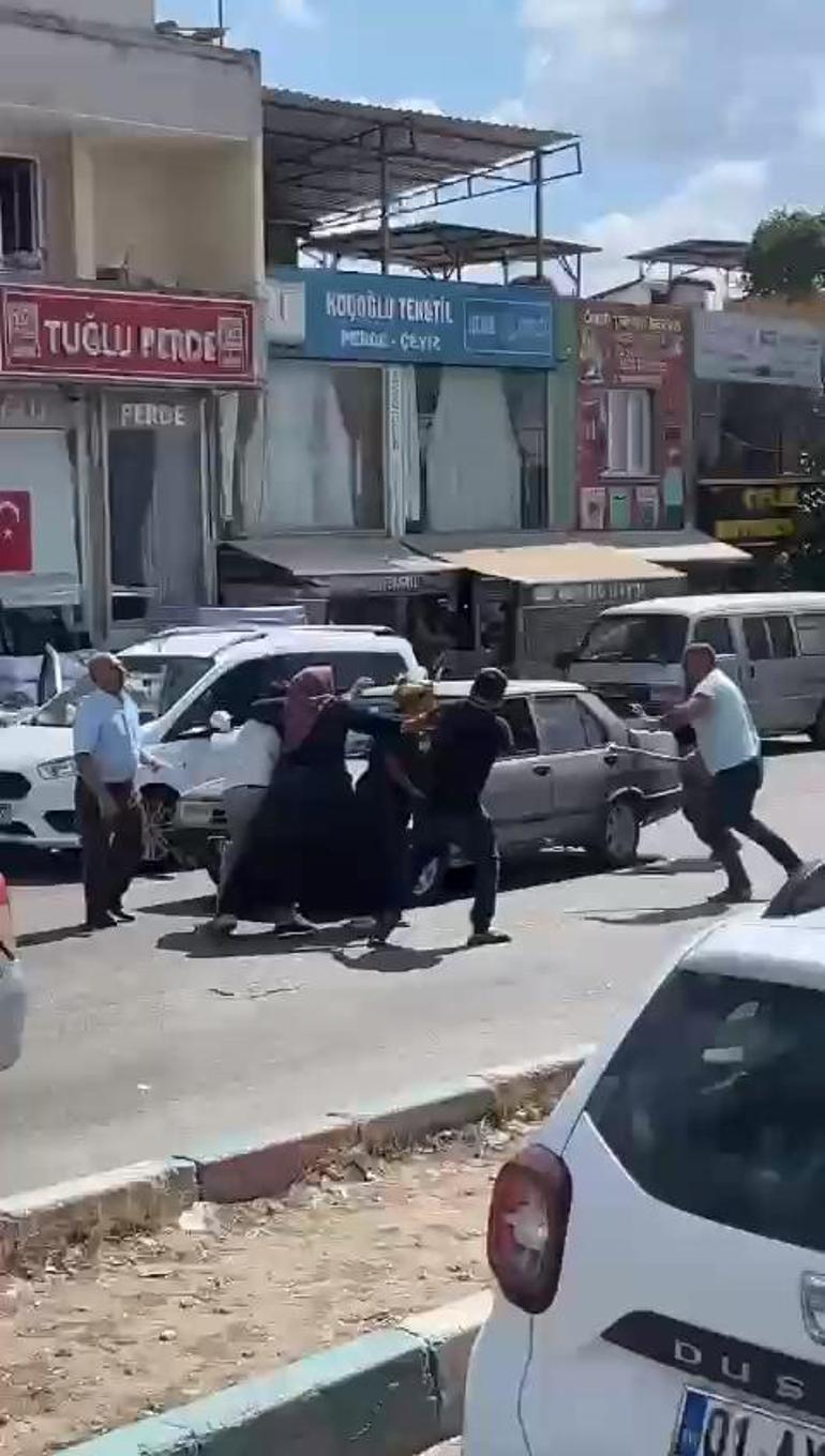 Trafikteki sopalı kavgaya kadınlar da karıştı; o anlar kamerada