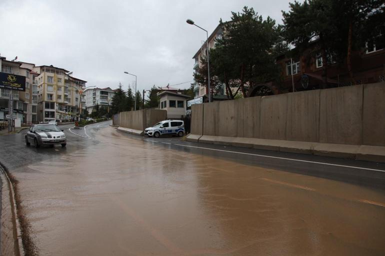 Ahlat'ta sağanak sele neden oldu