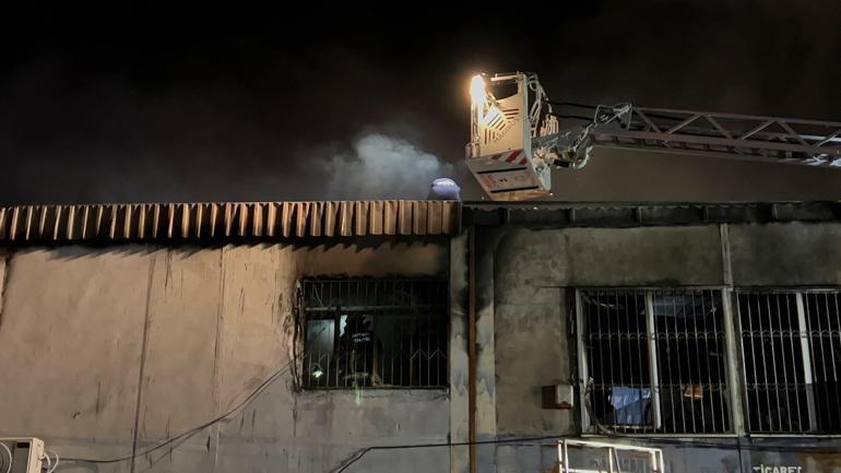 Antalya'da, sanayi sitesinde yangın; 3 iş yeri ile 3 otomobil kullanılamaz hale geldi