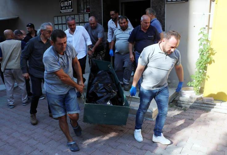 Polisler, şüpheli ölüm olayına gittikleri binada, asansörde mahsur kaldı