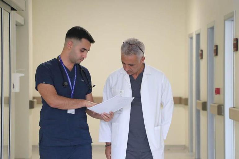 Doktor baba ve oğlu aynı hastanede görev yapıyor