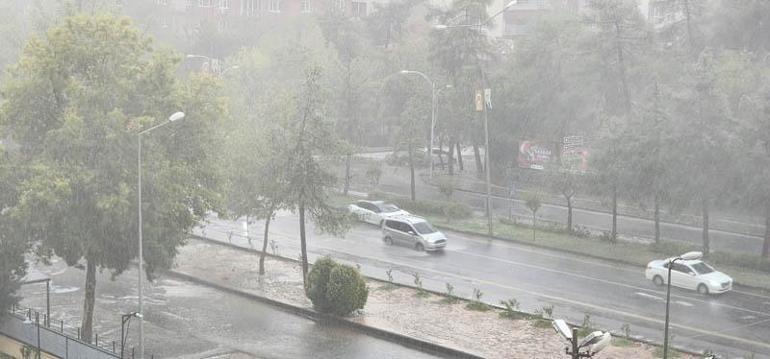 Diyarbakır’da sağanak ve dolu; yollar göle döndü