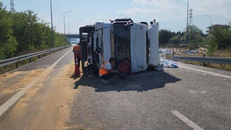 Devrilen TIR'ın başında yükün kaldırılması için yardım bekledi