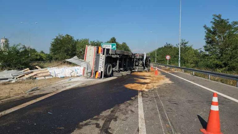 Devrilen TIR'ın başında yükün kaldırılması için yardım bekledi