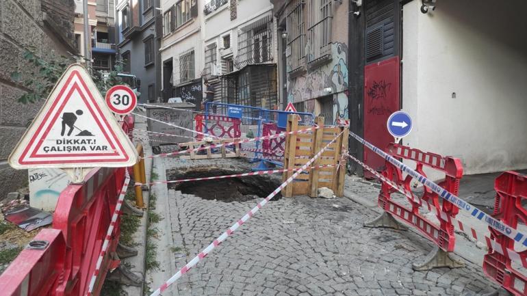 Beyoğlu'nda yol çöktü