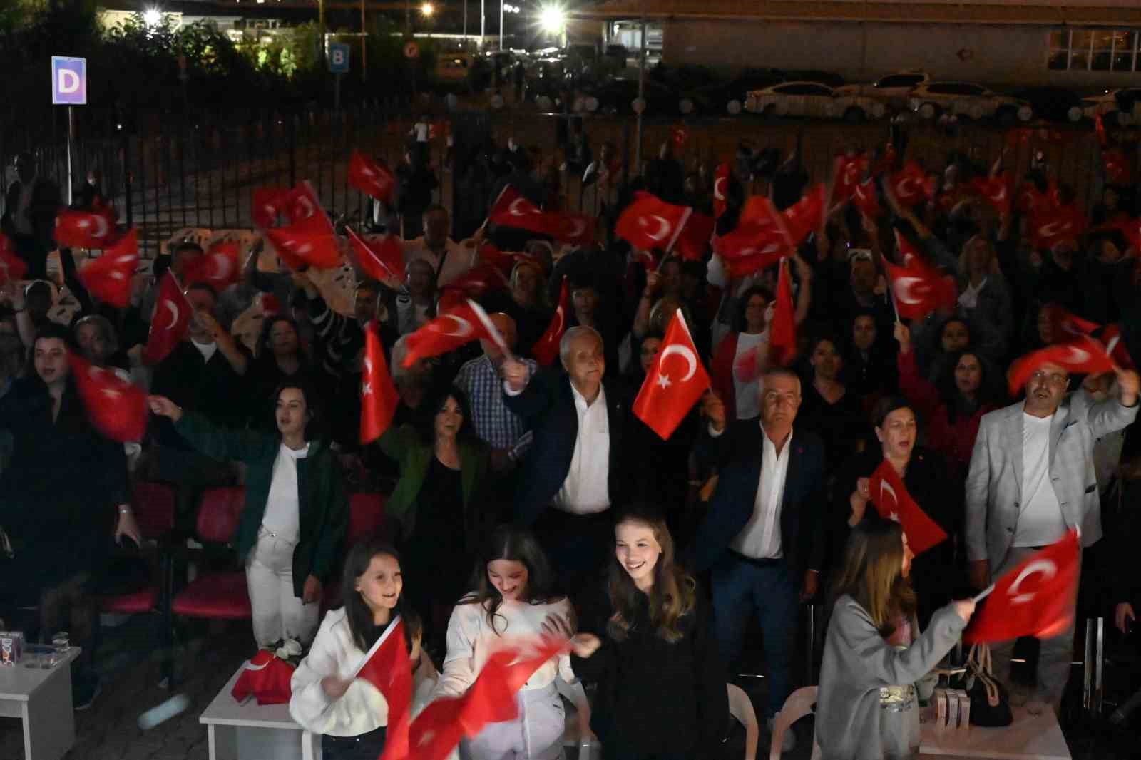 Bozüyük kurtuluşunu sevilen sanatçı Haluk Levent’in konseri ile kutladı