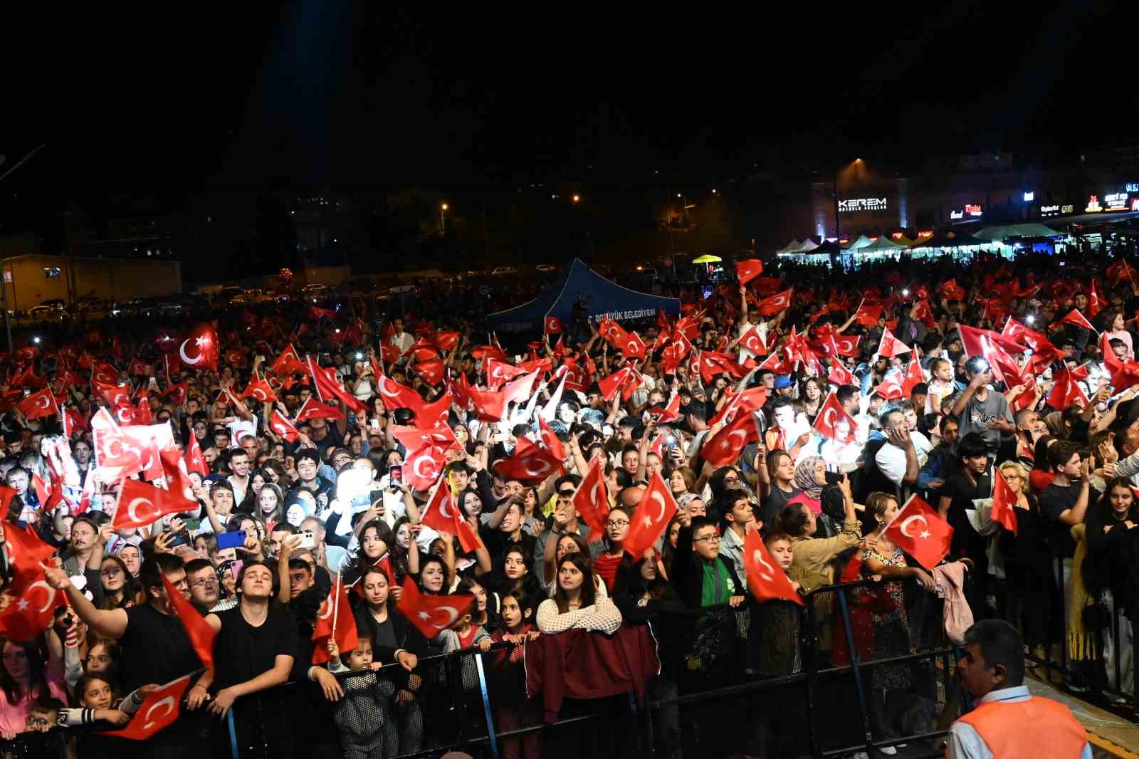 Bozüyük kurtuluşunu sevilen sanatçı Haluk Levent’in konseri ile kutladı