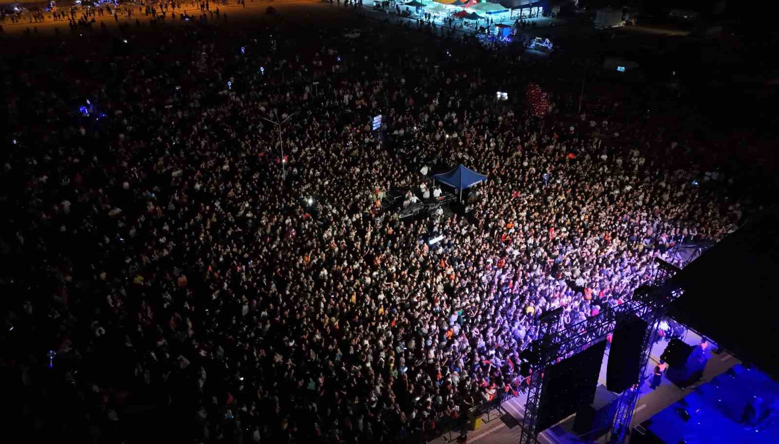 Bozüyük kurtuluşunu sevilen sanatçı Haluk Levent’in konseri ile kutladı