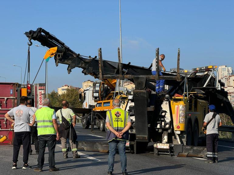 Avcılar D-100 Karayolunda TIR devrildi; yan yol trafiğe kapatıldı