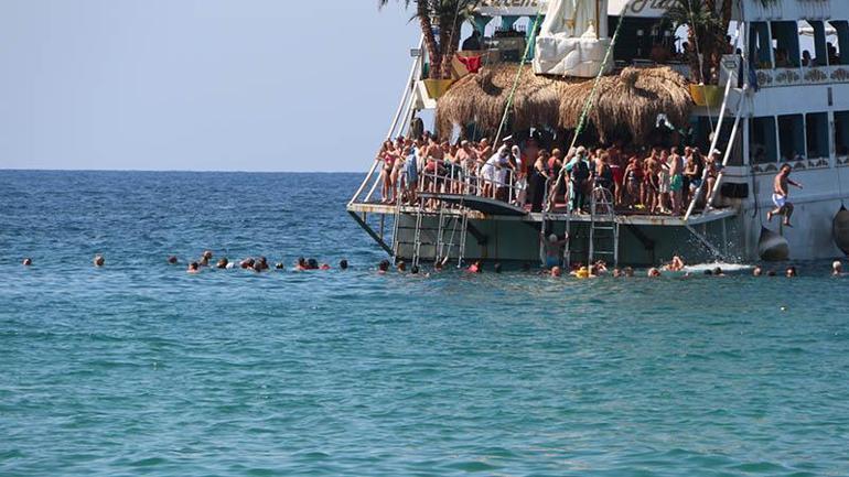 Antalya'da tatilcilerin deniz keyfi