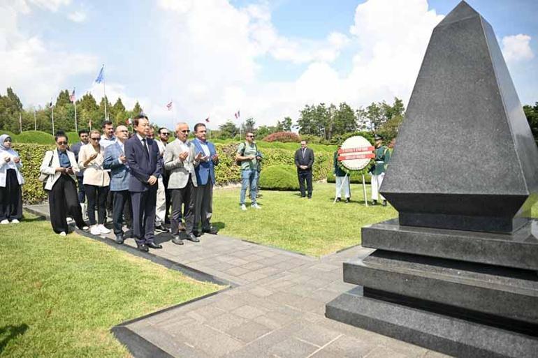 Bakan Uraloğlu, Busan'da Birleşmiş Milletler Anıt Mezarlığı'nı ziyaret etti