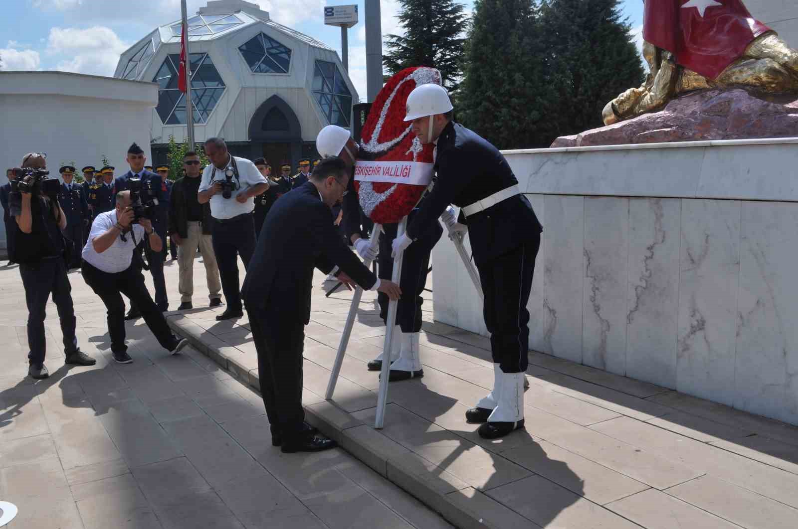 Eskişehir’in işgalden kurtuluşunun 102’nci yılında şehit kabirleri ziyaret edildi