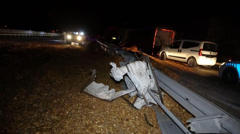 Çanakkale'de bariyerlere çarpıp devrilen TIR'ın şoförü öldü