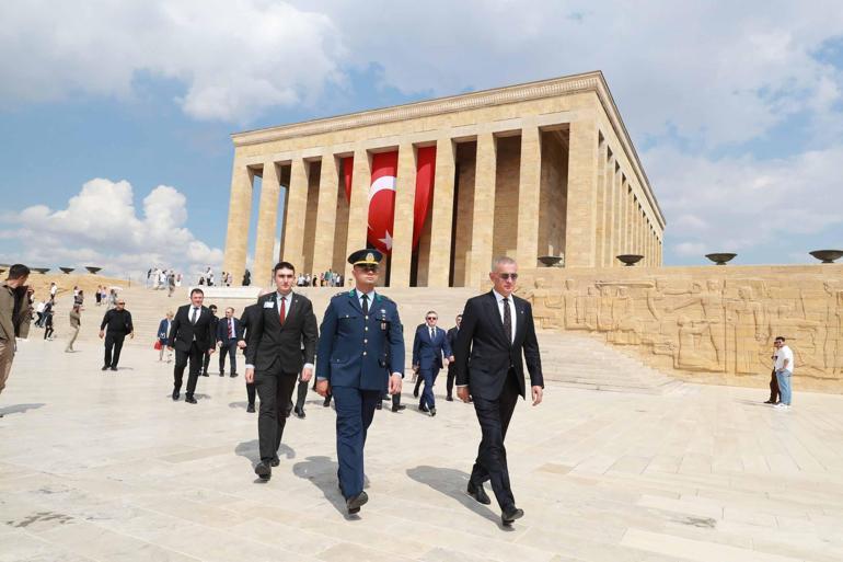 TFF Başkanı Hacıosmanoğlu ve Yönetim Kurulu Üyeleri, Anıtkabir'i ziyaret etti