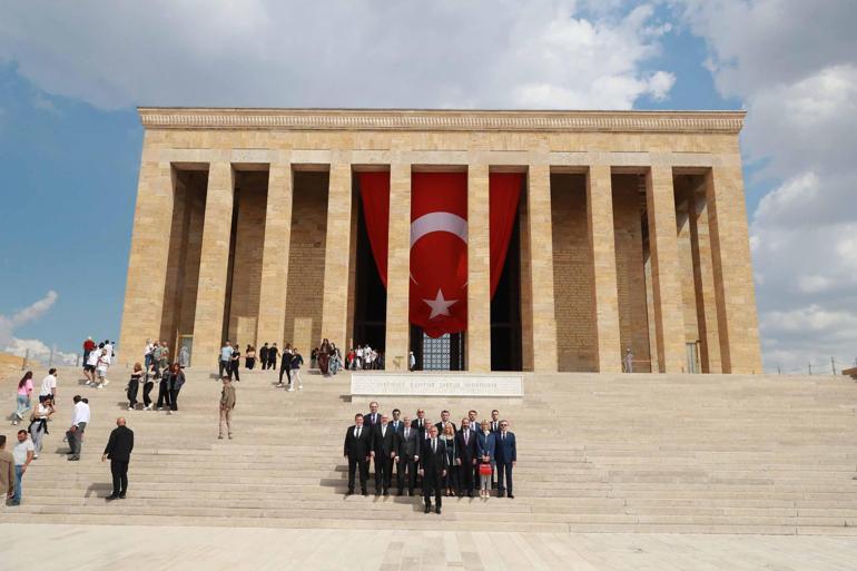 TFF Başkanı Hacıosmanoğlu ve Yönetim Kurulu Üyeleri, Anıtkabir'i ziyaret etti