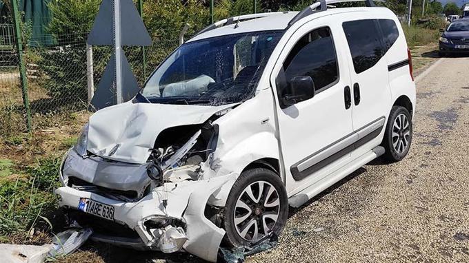 Otomobil ile hafif ticari araç kafa kafaya çarpıştı: 4'ü çocuk, 8 yaralı