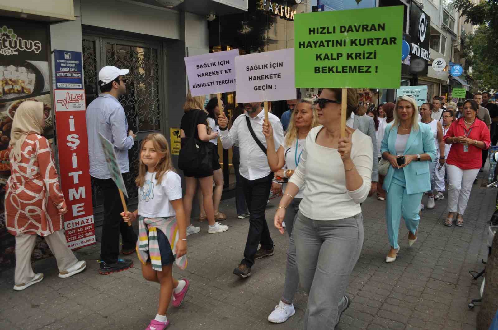 Halk Sağlığı Haftası nedeniyle yapılan yürüyüşe yoğun katılım sağlandı