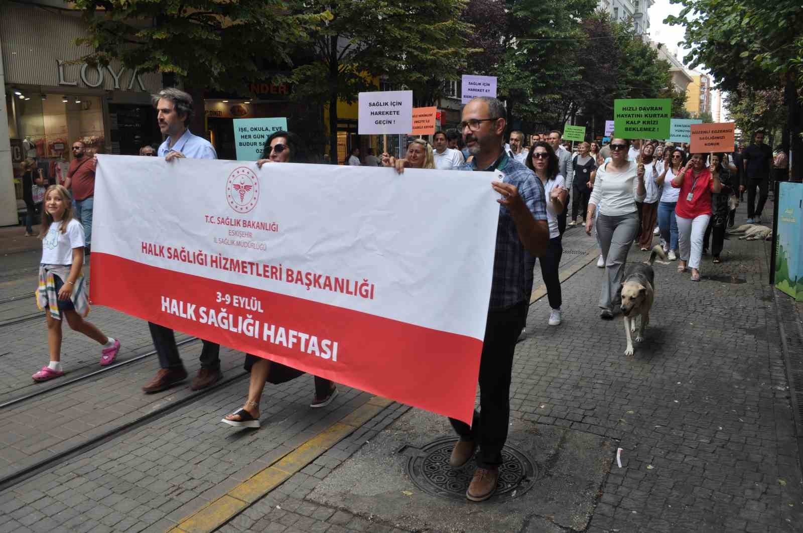 Halk Sağlığı Haftası nedeniyle yapılan yürüyüşe yoğun katılım sağlandı