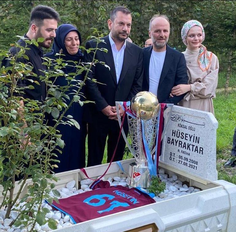 Trabzonspor'dan kansere yenilen küçük taraftarın kabrine şampiyonluk kupalı ziyaret