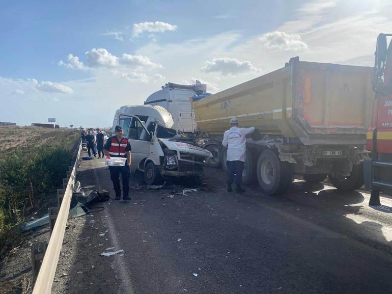 Adana’da TIR ile servis minibüsü çarpıştı; 4 ölü, 6 yaralı