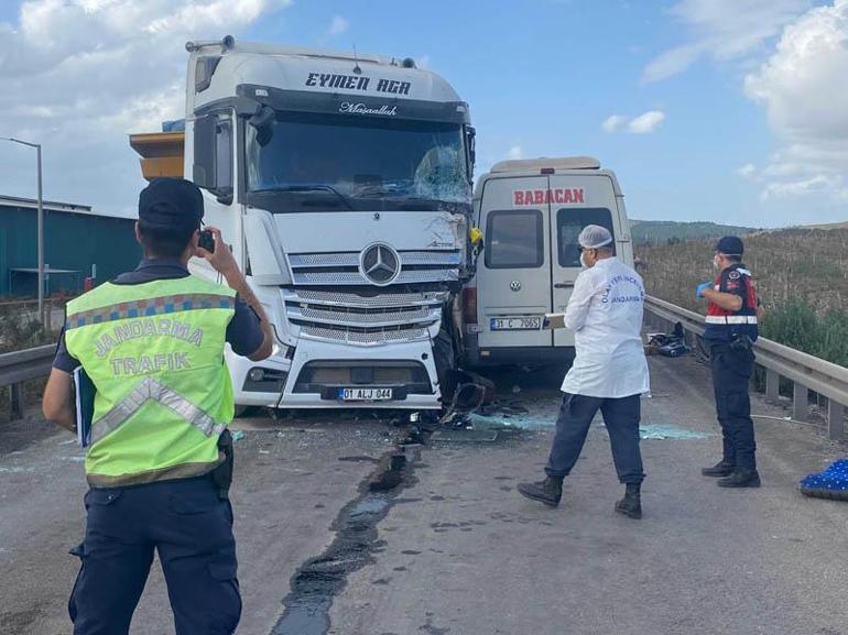 Adana’da TIR ile servis minibüsü çarpıştı; 4 ölü, 6 yaralı