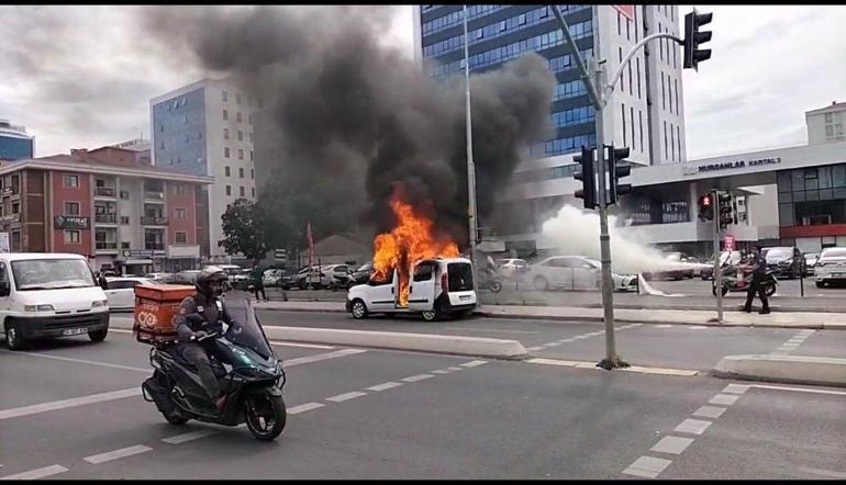 Kartal Anadolu Adalet Sarayı'nın önünde aracını ateşe verdi