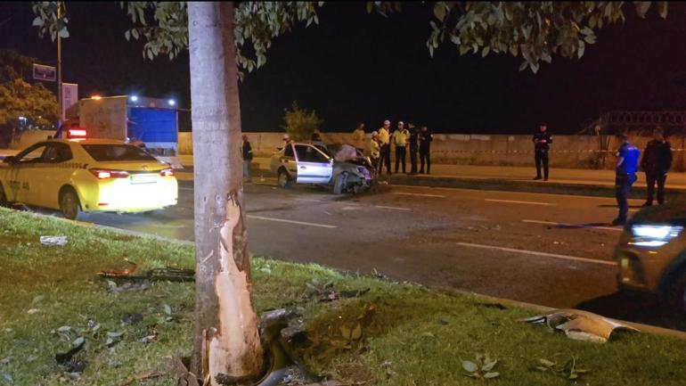 Kartal'da refüjü aşan otomobil ağaca çarparak yola savruldu; 2 kişi ağır yaralandı