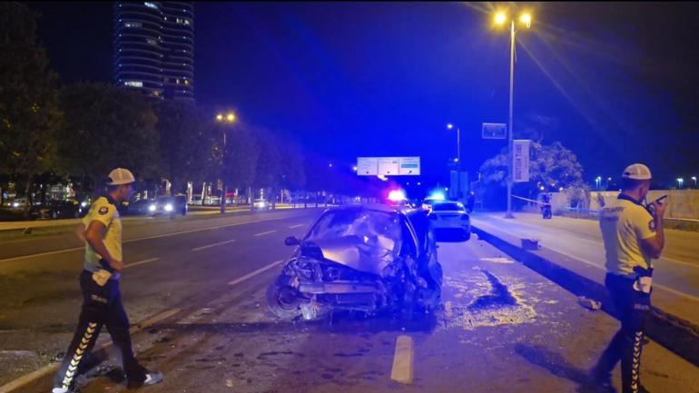 Kartal'da refüjü aşan otomobil ağaca çarparak yola savruldu; 2 kişi ağır yaralandı