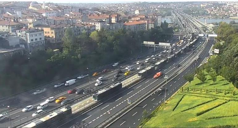 Halıcıoğlu'nda metrobüs yangını