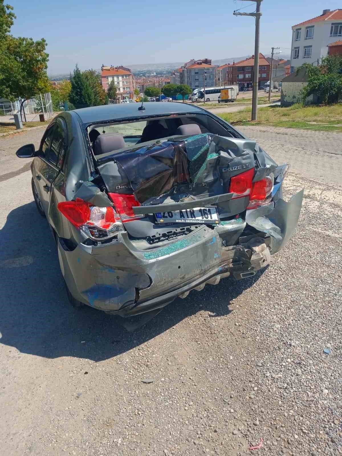 Freni boşalan minibüs 2 otomobile çarptı