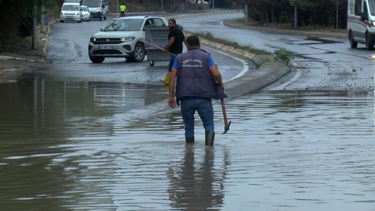 Tuzla’da sağanak yağış nedeniyle yollar göle döndü