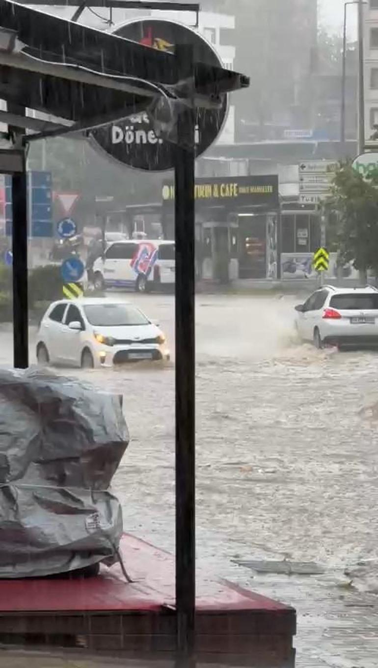 Tuzla’da sağanak yağış nedeniyle yollar göle döndü