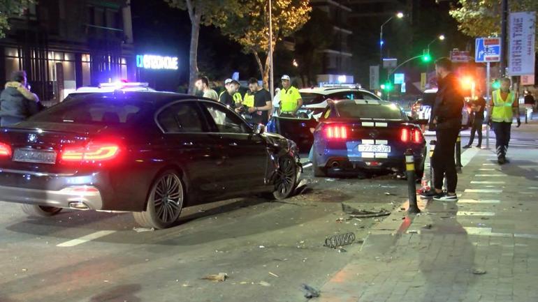 Kadıköy'de kontrolden çıkan otomobil park halindeki 2 otomobile çarptı: 4 yaralı