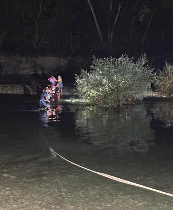 Uyuyunca şelaledeki adacıkta mahsur kalan aile, suyun kesilmesiyle kurtarıldı