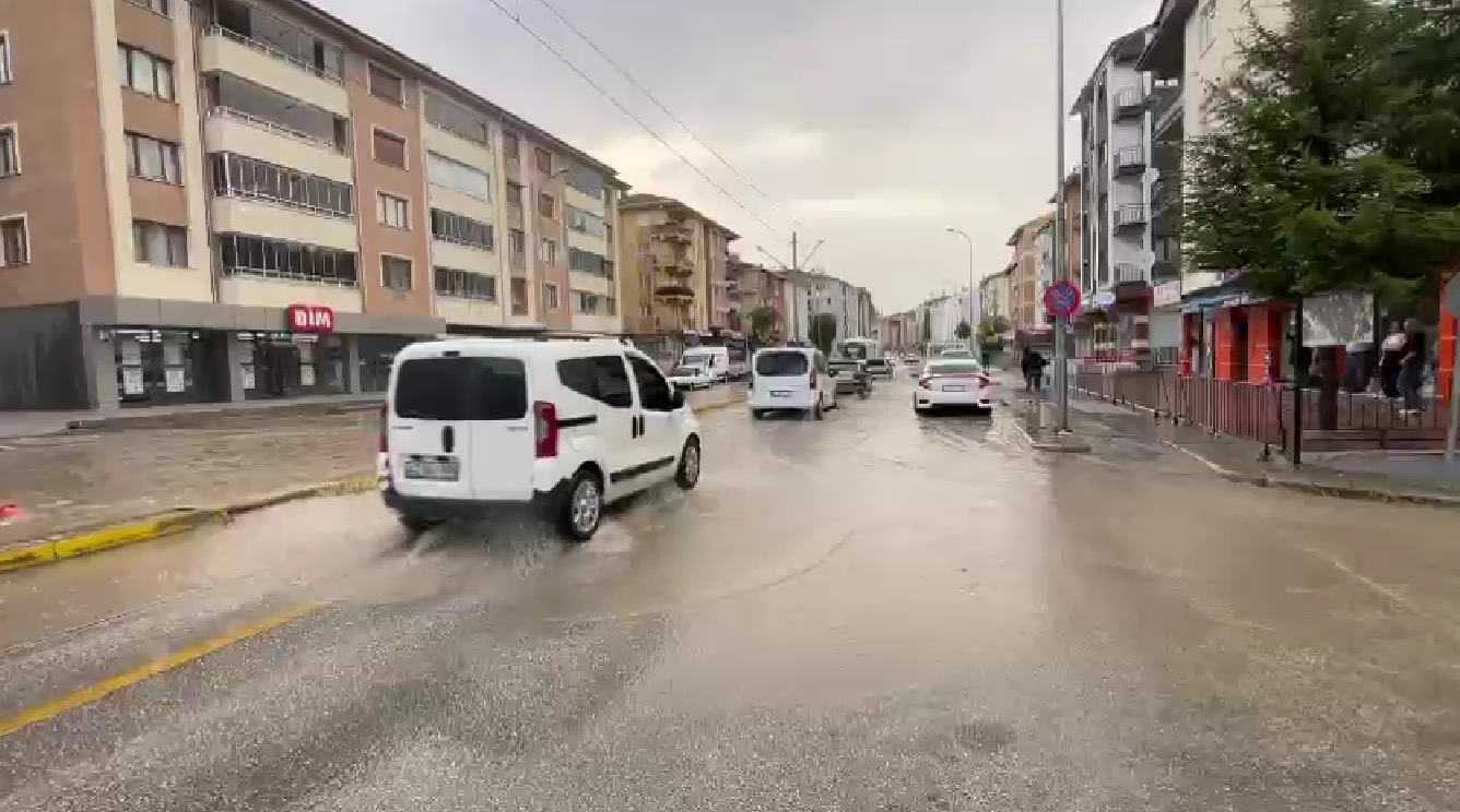 Aniden bastıran kuvvetli yağış Eskişehir’de hayatı olumsuz etkiledi