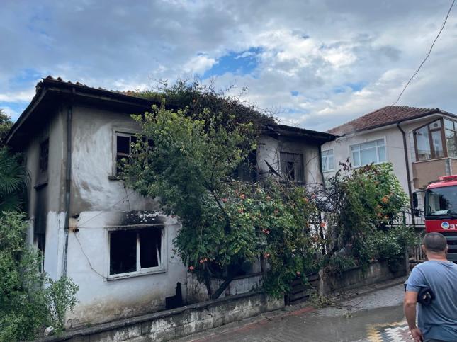 Evli çiftin tartışmasında kadın otomobili parçaladı, kocası evi yaktı