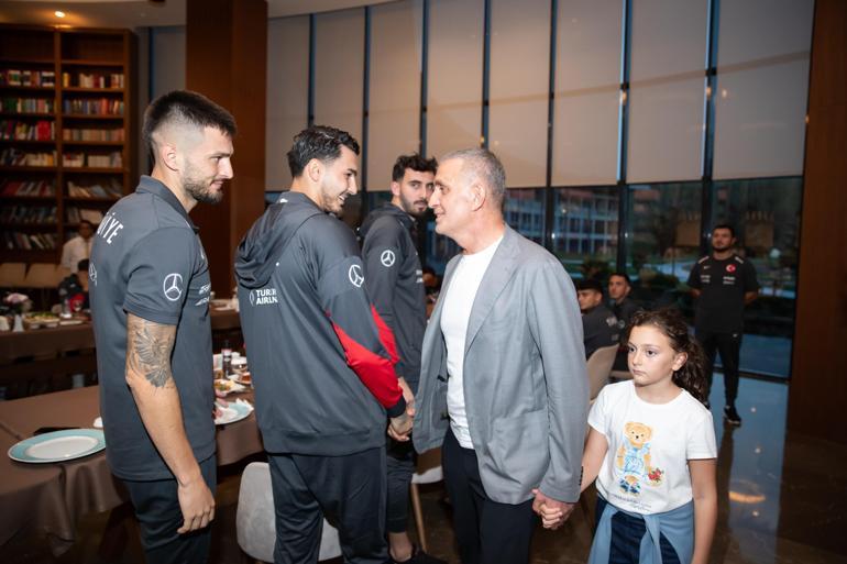 TFF Başkanı Hacıosmanoğlu, A Milli Futbol Takımı ile yemekte buluştu