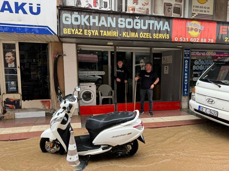 Erdek'te sağanak ve fırtına; balıkçı tekneleri karaya vurdu, yollar göle döndü