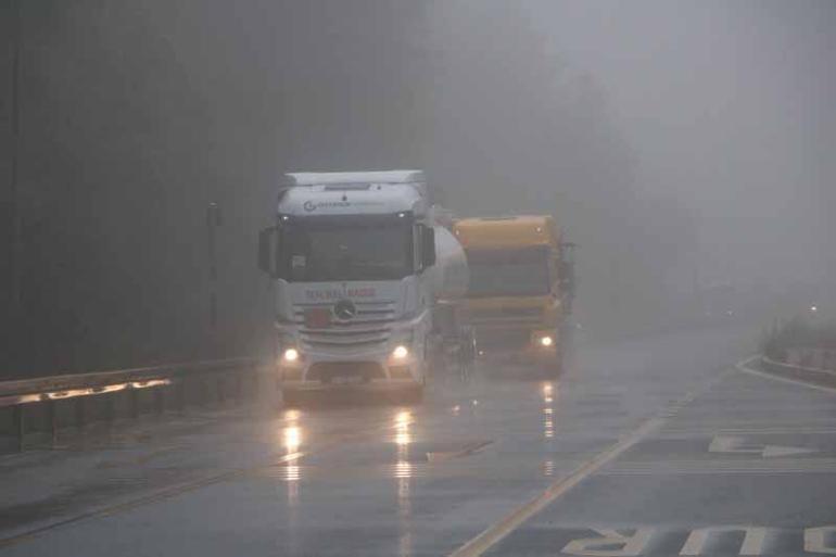 Bolu Dağı'nda sis ve yağmur; görüş mesafesi düştü