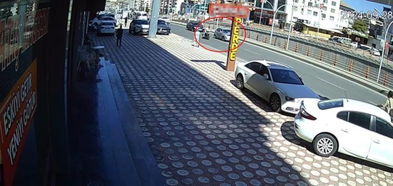 'Yol verme' tartışmasında motosikletliye çarpıp kaçtı; o anlar kamerada