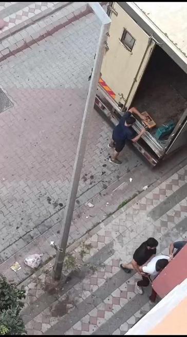 Sultangazi'de nakliyecilerle müşteri arasındaki sopalı, keserli kavga kamerada: 5 yaralı