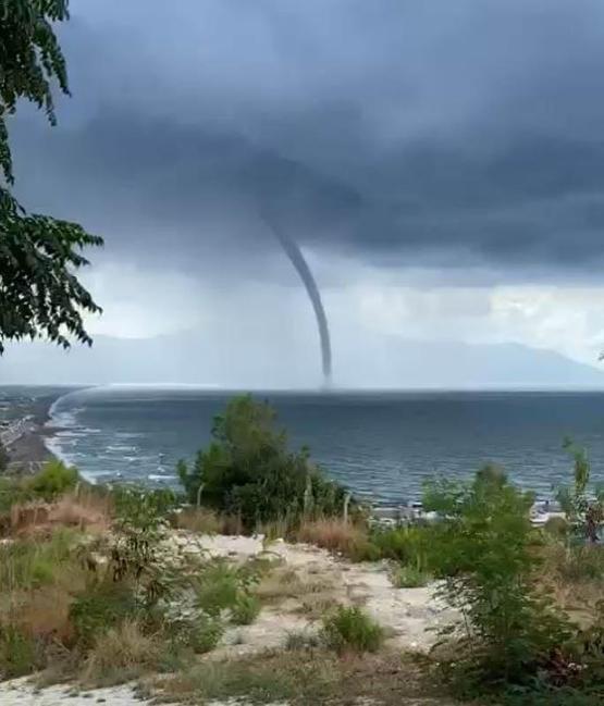 Hatay’da yağış sonrası hortum çıktı