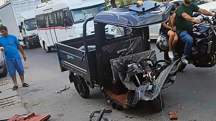 Ters şeride girip, hafif ticari araçla çarpışan motosikletin sürücüsü öldü